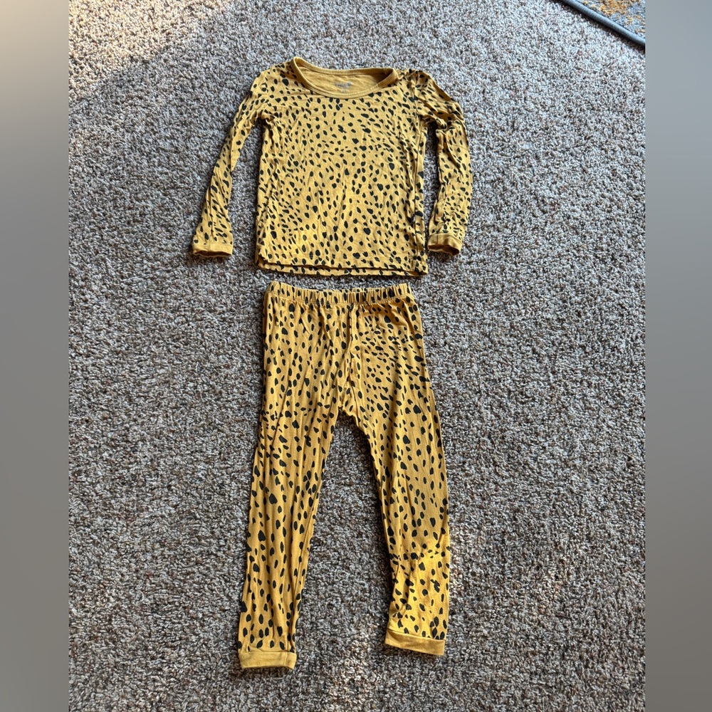 Kyte bay cheetah print long sleeve pajamas yellow 3T